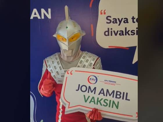 Ultraman ikut vaksinasi COVID-19 di Penang, Malaysia. (TikTok.com/@kpjpenang)