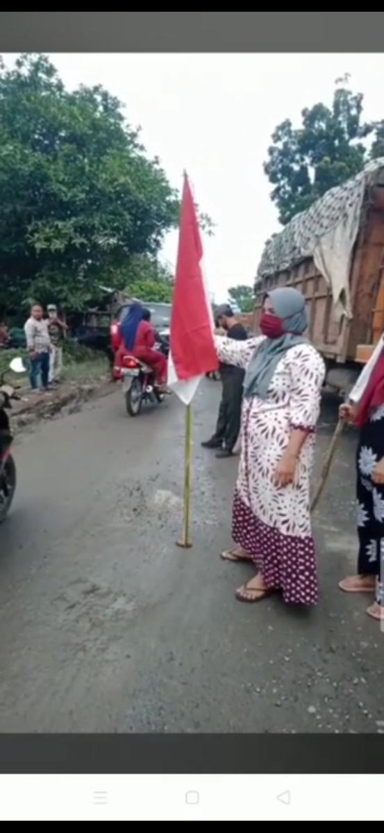 Kibarkan Merah Putih, Warga Langkat Duduki Jalan Lintas Sumut