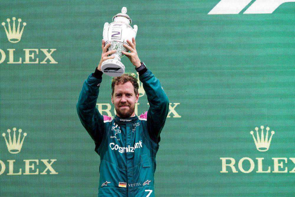 Sebastian Vettel naik podium GP Hungaria sebelum putusan diskualifikasi (twitter.com/sebvettelnews)