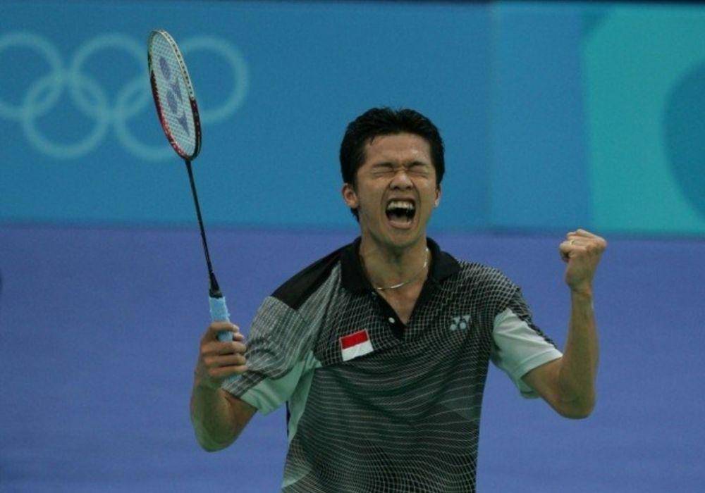 Taufik Hidayat meraih medali emas pada Olimpiade Athena 2004 (bwfbadminton.com)