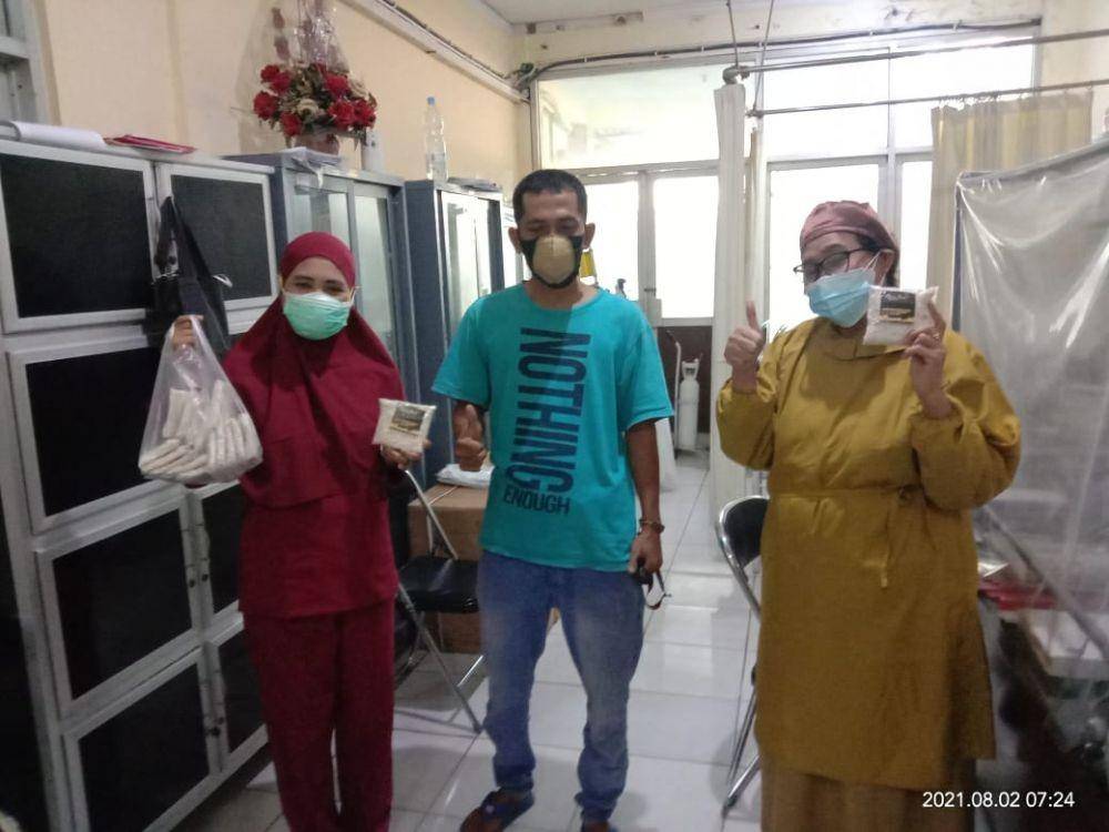 Pelaku UMKM Bantu Warga dan Nakes, Bagikan Tempe Sehat