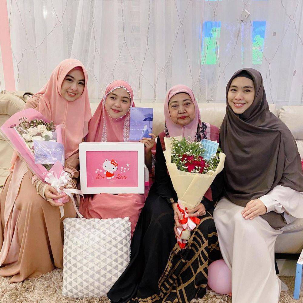 Oki Setiana Dewi dan ibu (instagram.com/okisetianadewi)