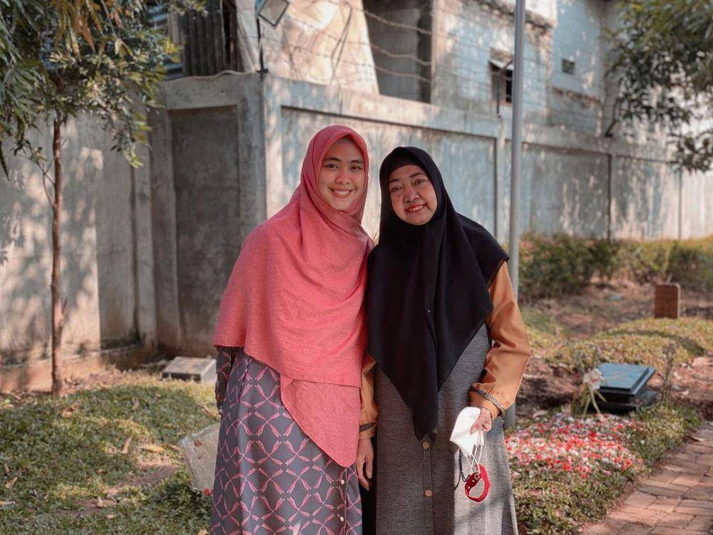 Oki Setiana Dewi dan ibu (instagram.com/okisetianadewi)