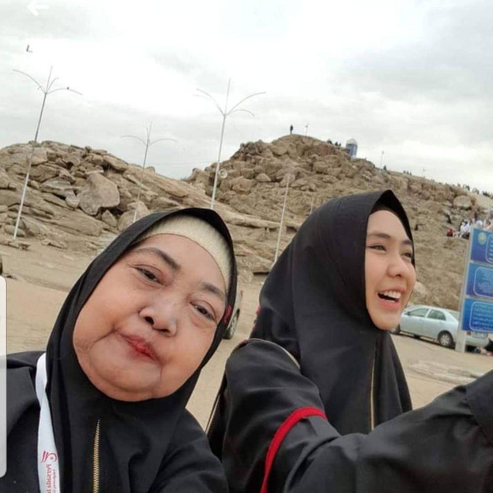 Oki Setiana Dewi dan ibu (instagram.com/yunifahlismawati)