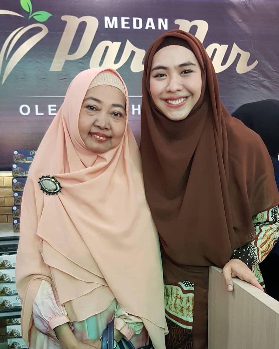 Oki Setiana Dewi dan ibu (instagram.com/yunifahlismawati)