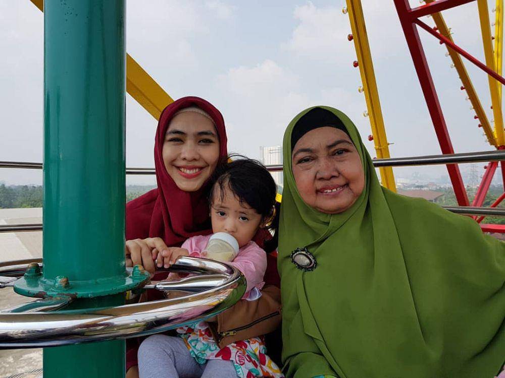 Oki Setiana Dewi dan ibu (instagram.com/yunifahlismawati)