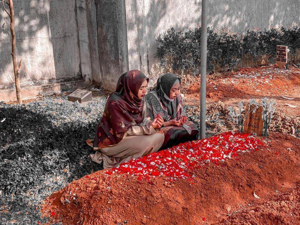 Oki Setiana Dewi dan ibu (instagram.com/okisetianadewi)