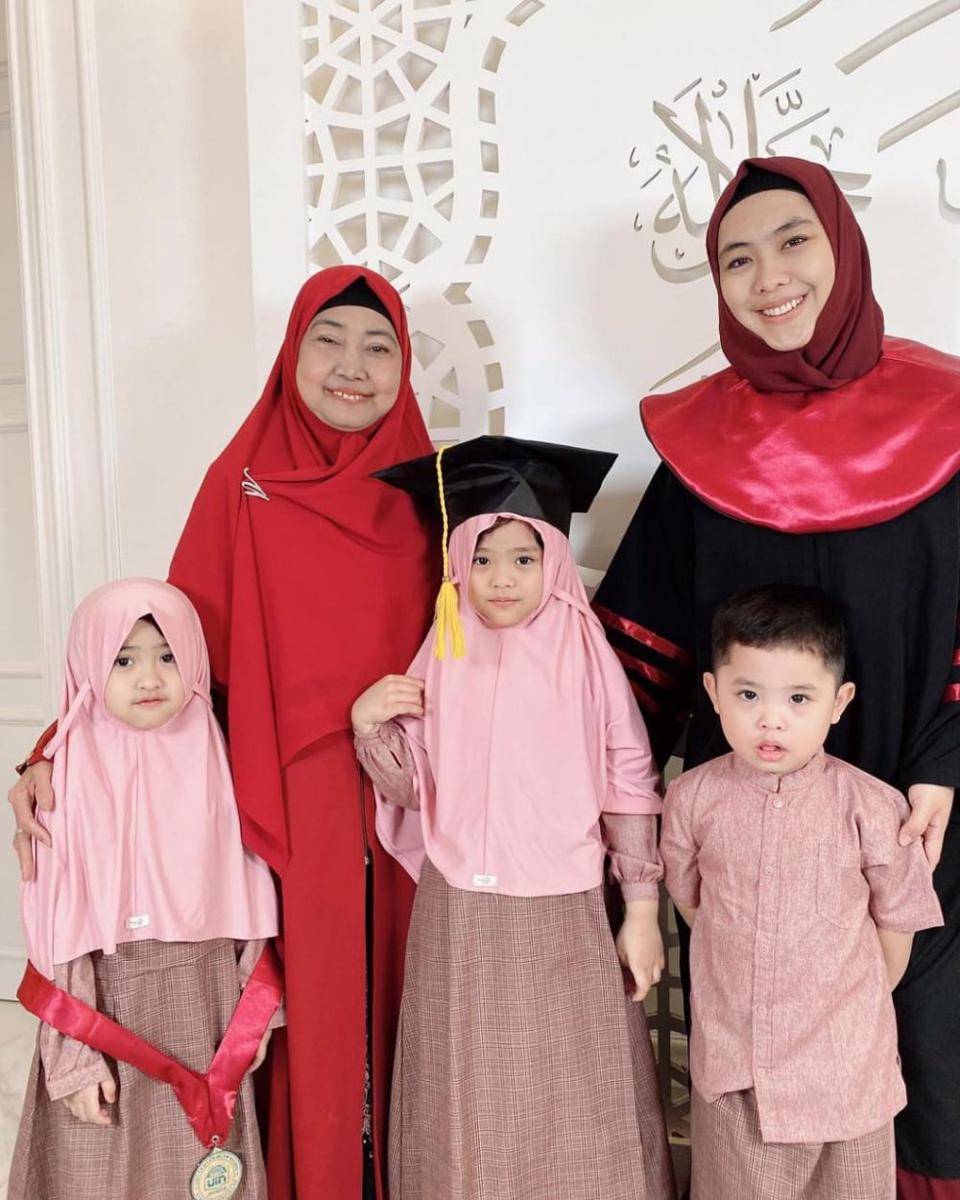Oki Setiana Dewi dan ibu (instagram.com/okisetianadewi)