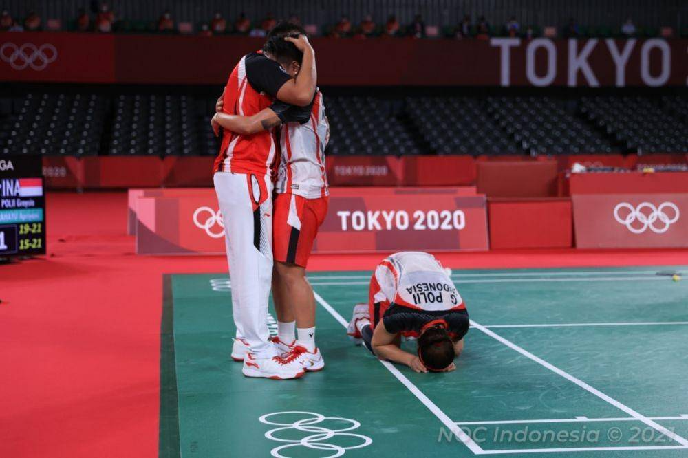 Pebulutangkis ganda Putri Indonesia Greysia Pollii/Apriyani Rahayu melakukan selebrasi setelah memenangkan pertandingan dan mendapatkan medali emas di Olimpiade Tokyo 2020 pada Senin (2/8/2021). (dok. NOC Indonesia)