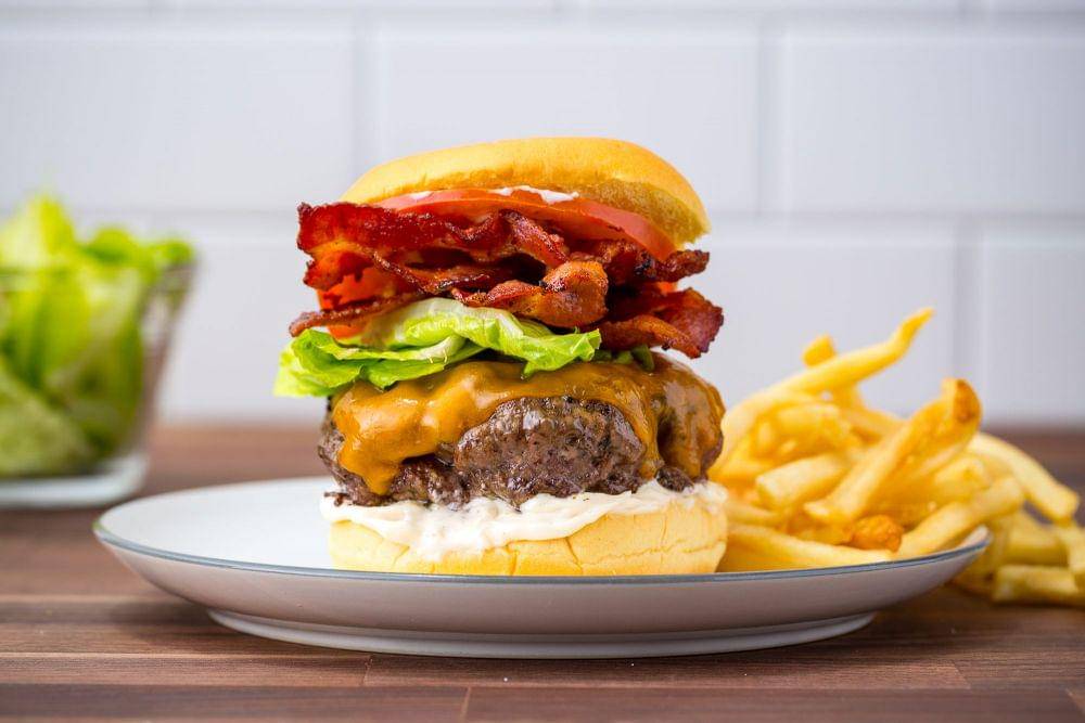 ilustrasi BLT burger (delish.com/Ethan Calabrese)