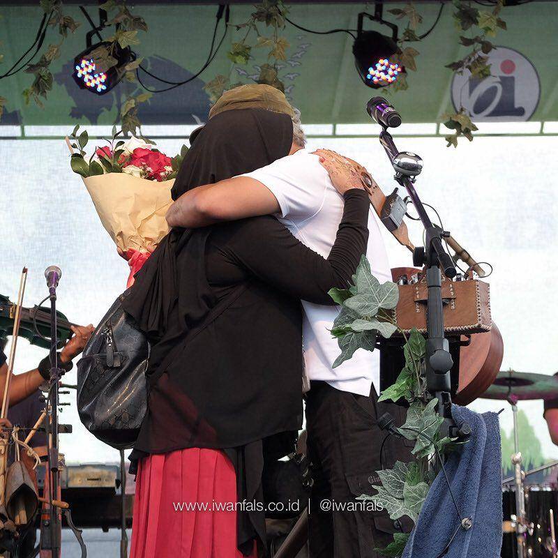 Iwan Fals dan istri (instagram.com/iwanfals)