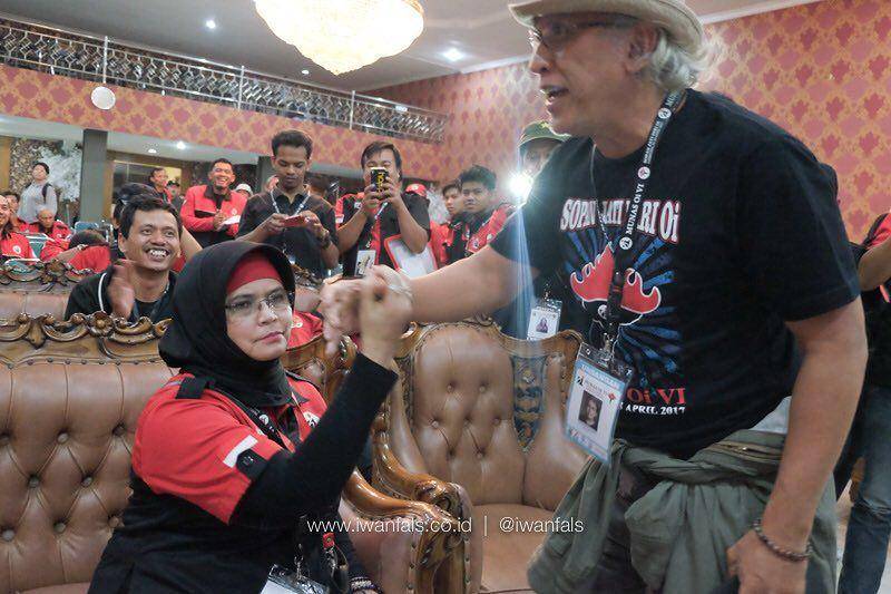Iwan Fals dan istri (instagram.com/iwanfals)