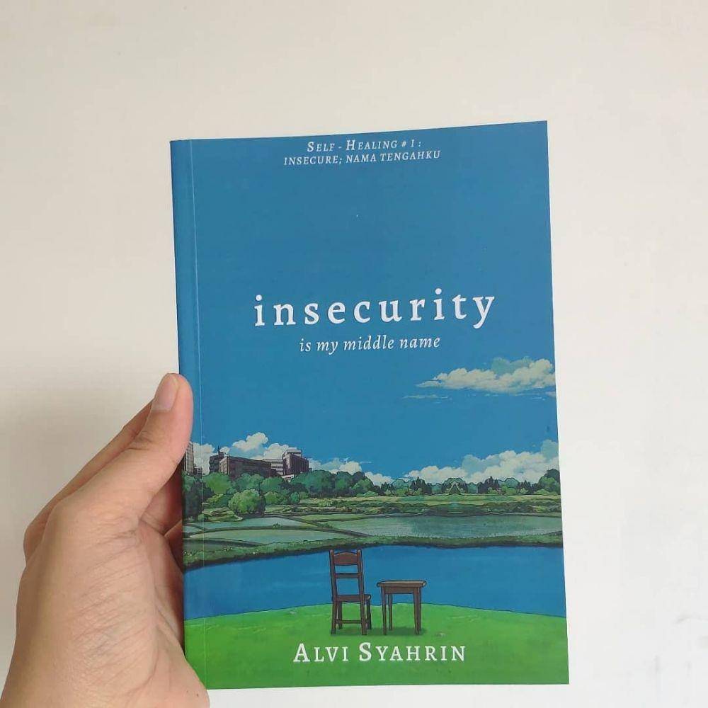 Buku Insecurity is My Middle Name. (instagram.com/alvisyhrn)