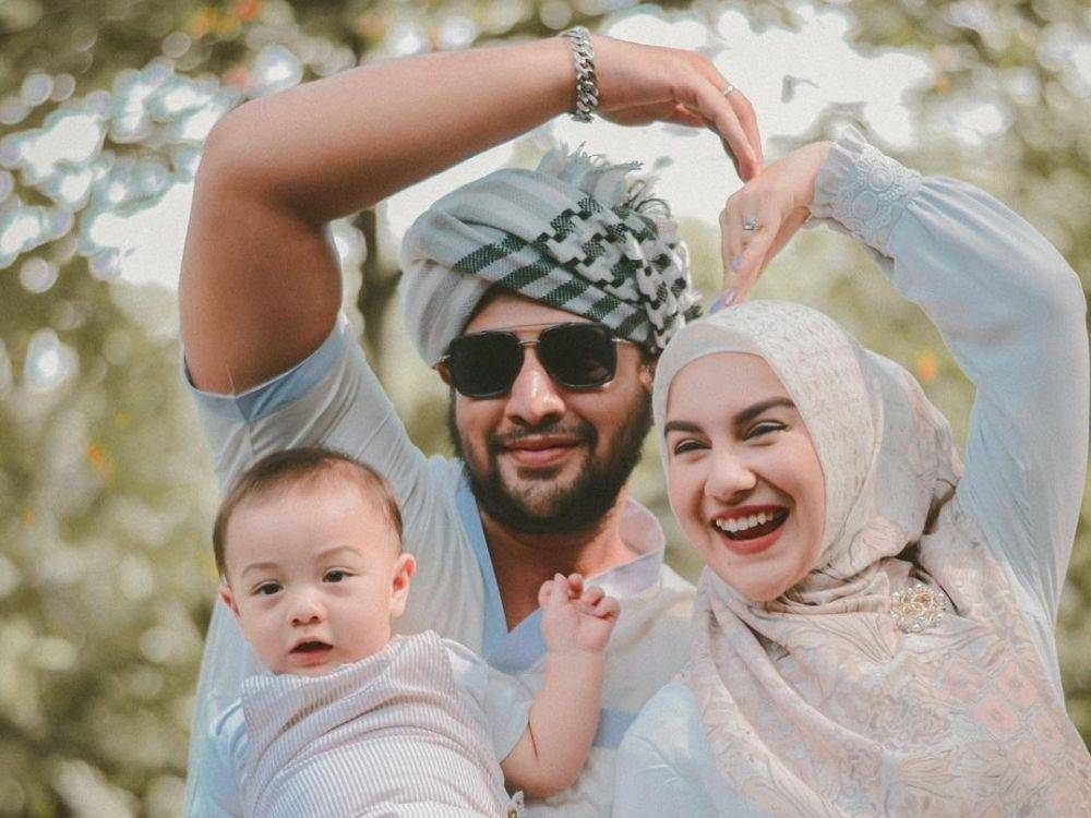 Baby Air saat bersama orangtua tercinta (instagram.com/ammarzoni)
