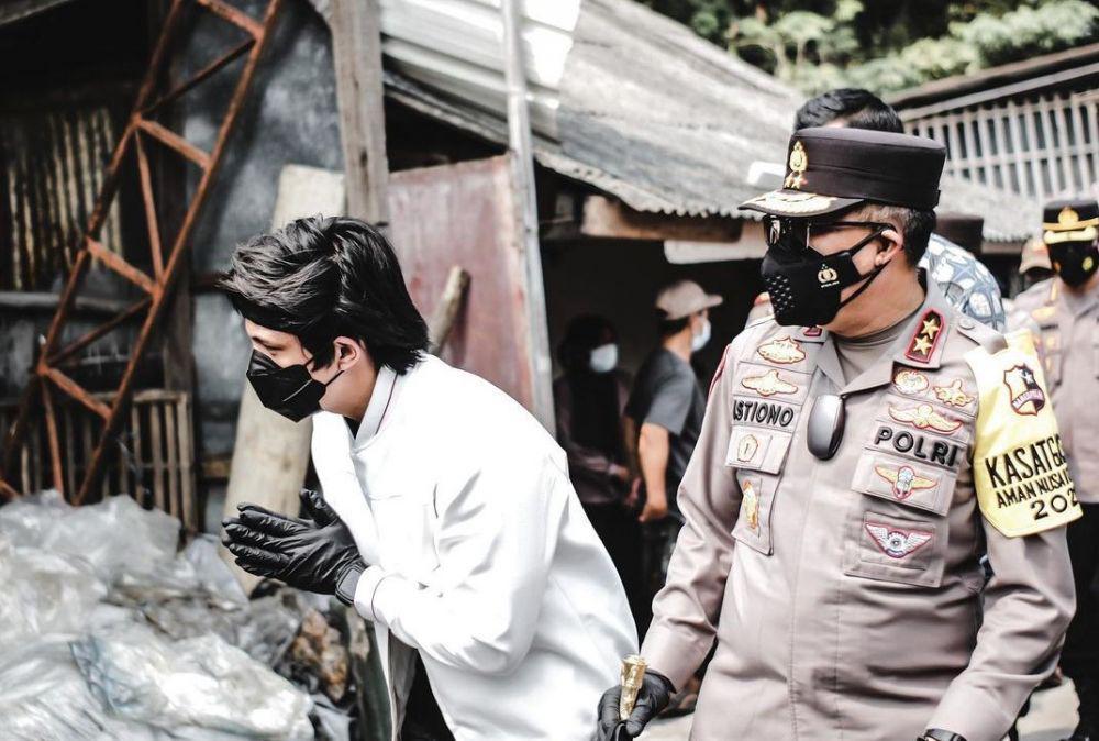 9 Potret Atta Halilintar Berbagi Bansos Bersama Polri, Salut