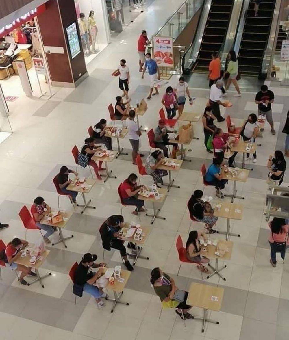 jaga jarak makan di restoran (instagram.com/wkwkland_real)
