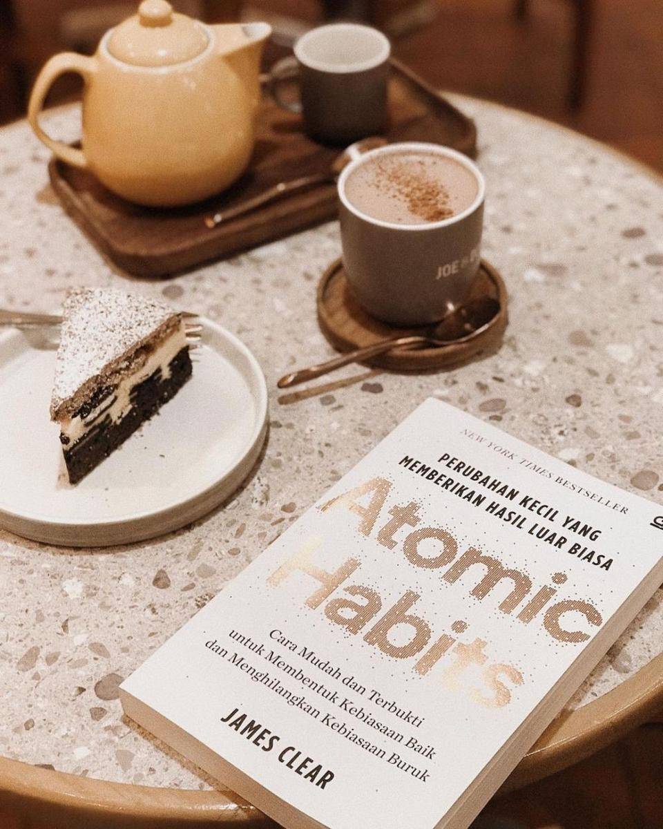 Buku Atomic Habits: Perubahan Kecil yang Memberikan Hasil Luar Biasa. (instagram.com/possessivereader)