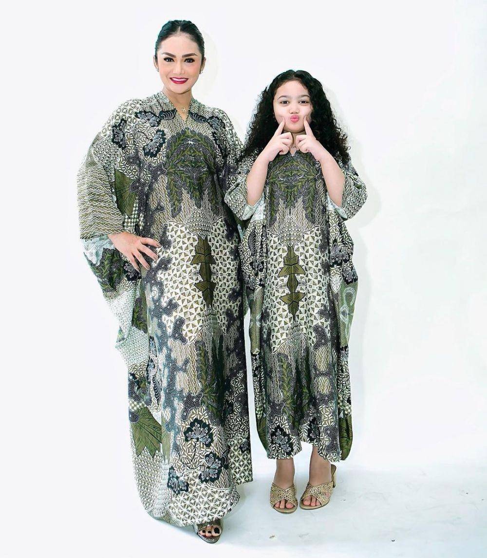 Krisdayanti (@atanlemosphotowork via instagram.com/krisdayantilemos)