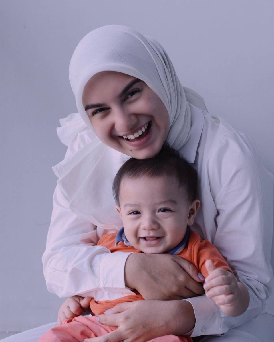 Baby Air dan mama tercinta (instagram.com/airrumiakbar1453)