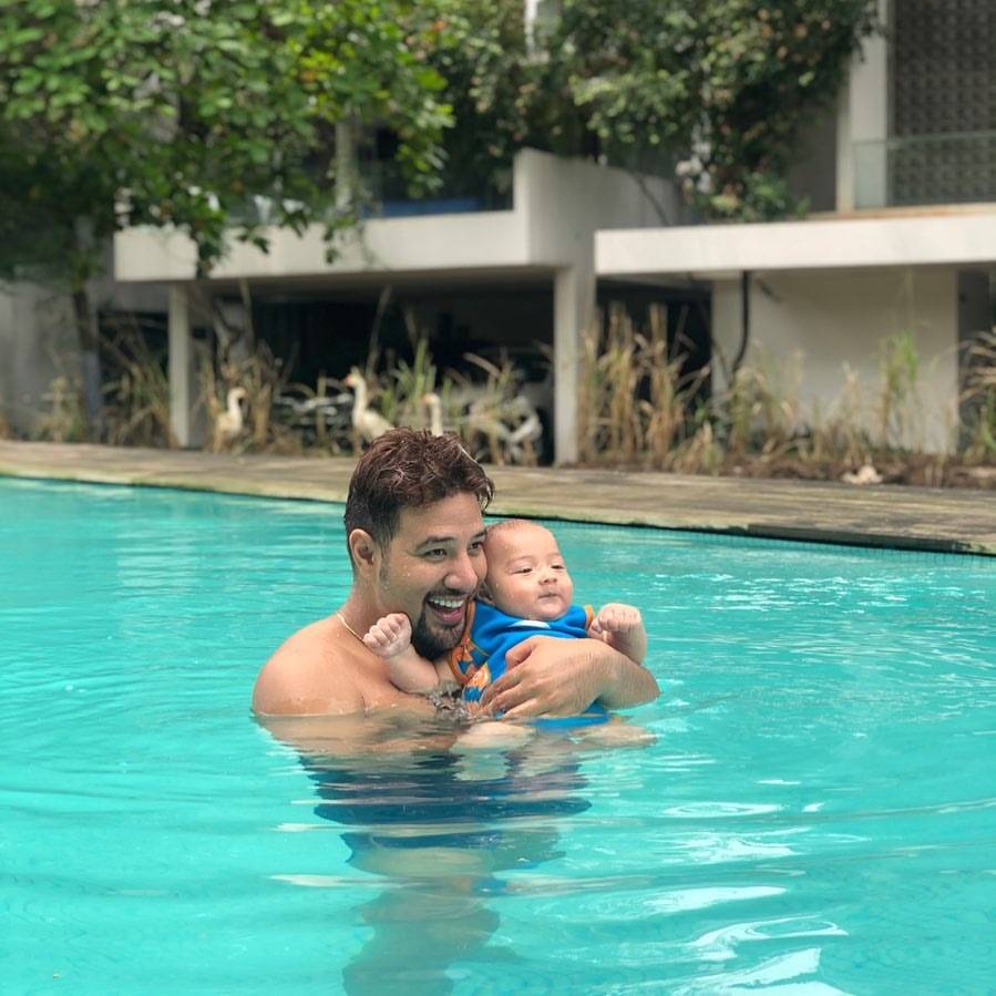 Baby Air dan papa tercinta (instagram.com/airrumiakbar1453)