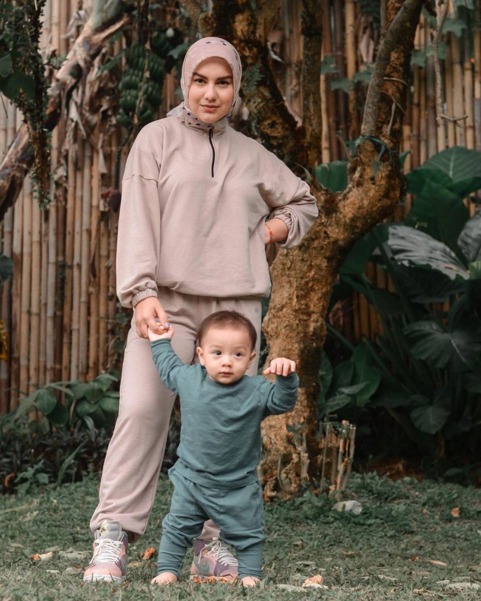 Baby Air dan mama tercinta (instagram.com/airrumiakbar1453)