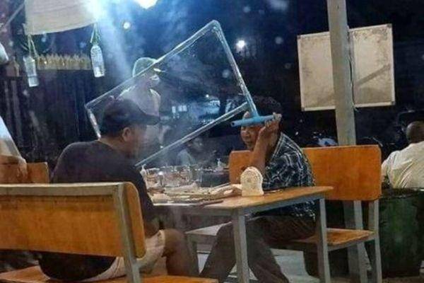 jaga jarak makan di restoran (facebook.com/Kegiatan-Warga-Hari-Ini-100675134702477)