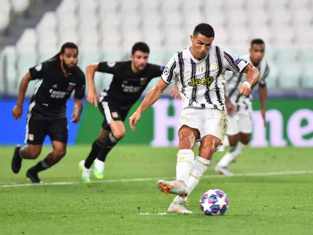 Ronaldo mengeksekusi penalti untuk Juve (m.timesofindia.com)