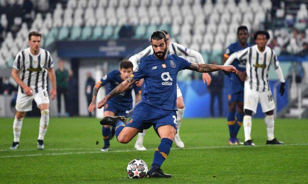 Sergio Oliveira mengeksekusi penalti (m.calciomercato.com)