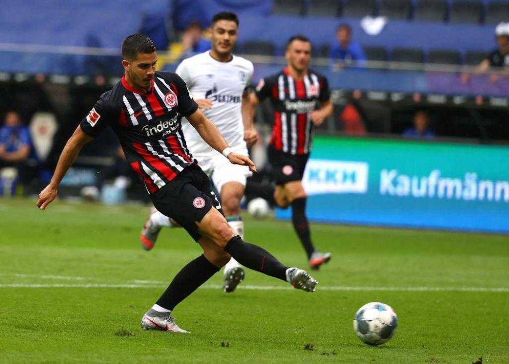 Andre Silva saat mengeksekusi penalti (marca.com)