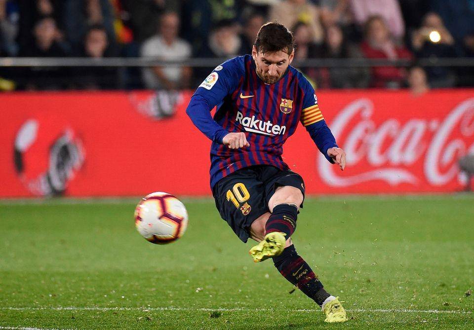 Lionel Messi mengeksekusi tendangan bebas. (talksport.com)