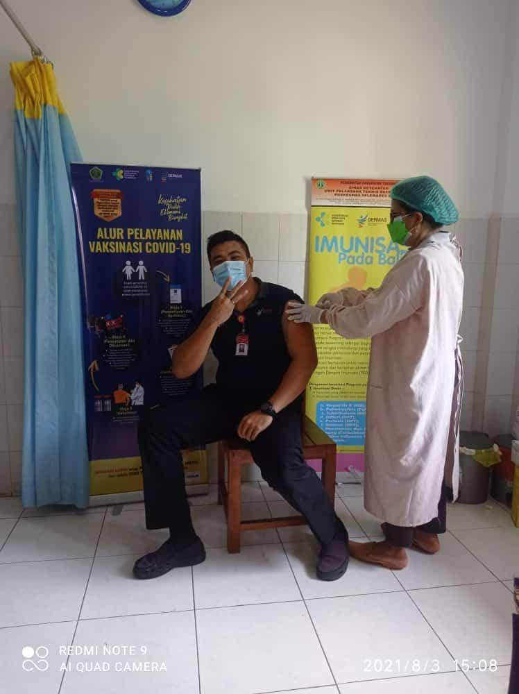 Tenaga kesehatan di Puskesmas Selemadeg Barat menjalani vaksinasi booster, Selasa (3/8/2021). (Dok.IDNTimes/Istimewa)