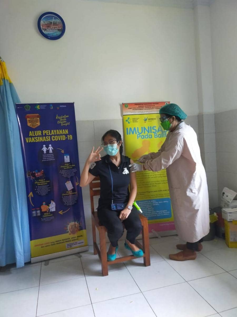 Tenaga kesehatan di Puskesmas Selemadeg Barat menjalani vaksinasi booster, Selasa (3/8/2021). (Dok.IDN Times/Istimewa)