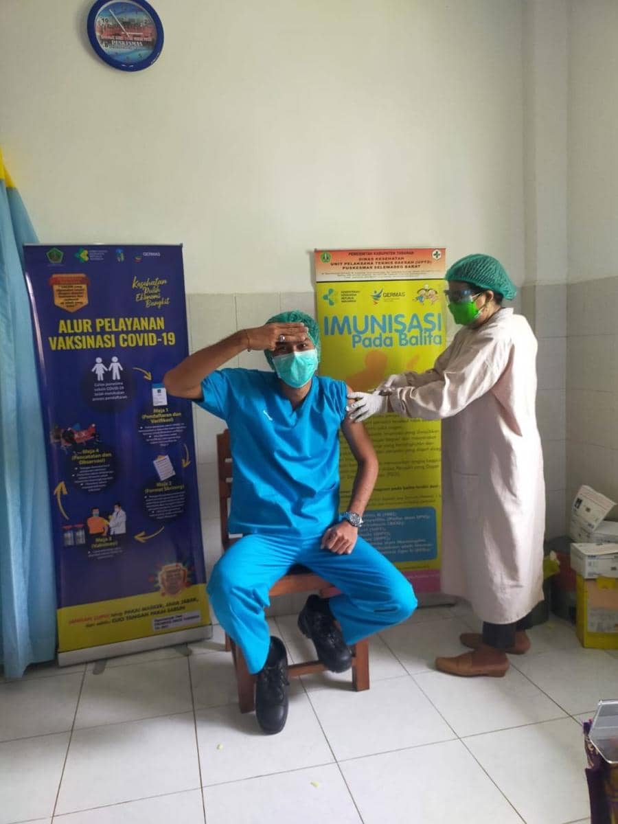 Tenaga kesehatan di Puskesmas Selemadeg Barat menjalani vaksinasi booster, Selasa (3/8/2021) (Dok.IDNTimes/Istimewa)