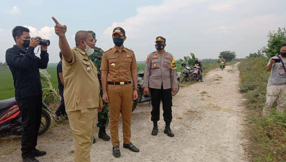 Bupati Tuban saat meninjau bendungan di Desa Simorejo, Kecamatan Widang. IDN Times/Imron