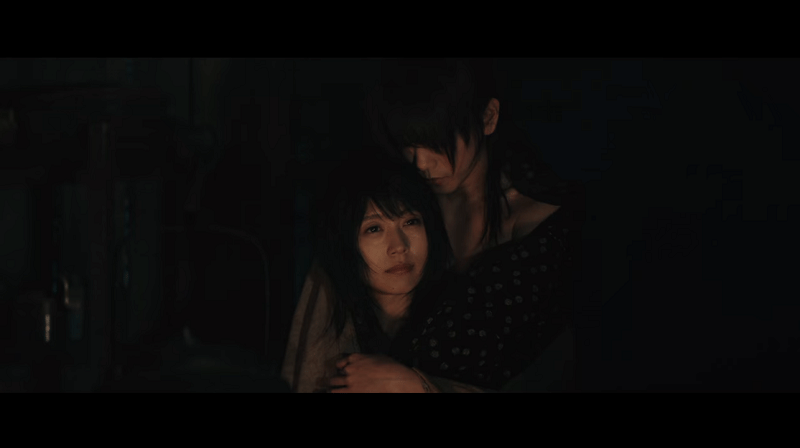 Tomoe dan Kenshin bermesraan. Dok. Warner Bros