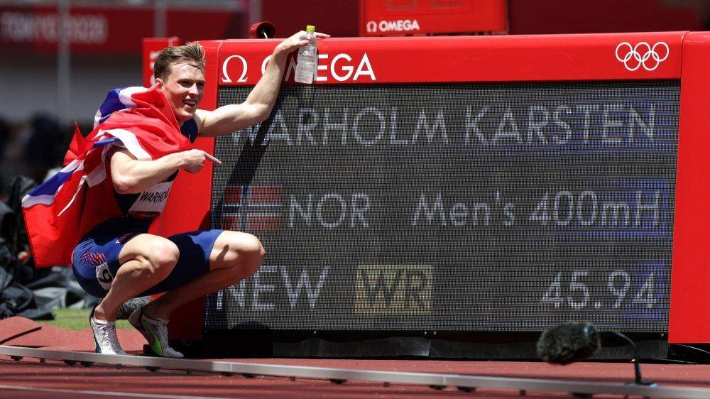 Karsten Warholm pecahkan rekor dunia di cabang olahraga atletik nomor lari gawang Olimpiade Tokyo 2020. (japantimes.com).