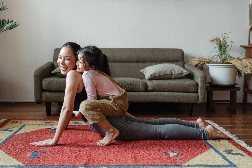 ilustrasi ibu dan anak (pexels.com/Ketut Subiyanto)