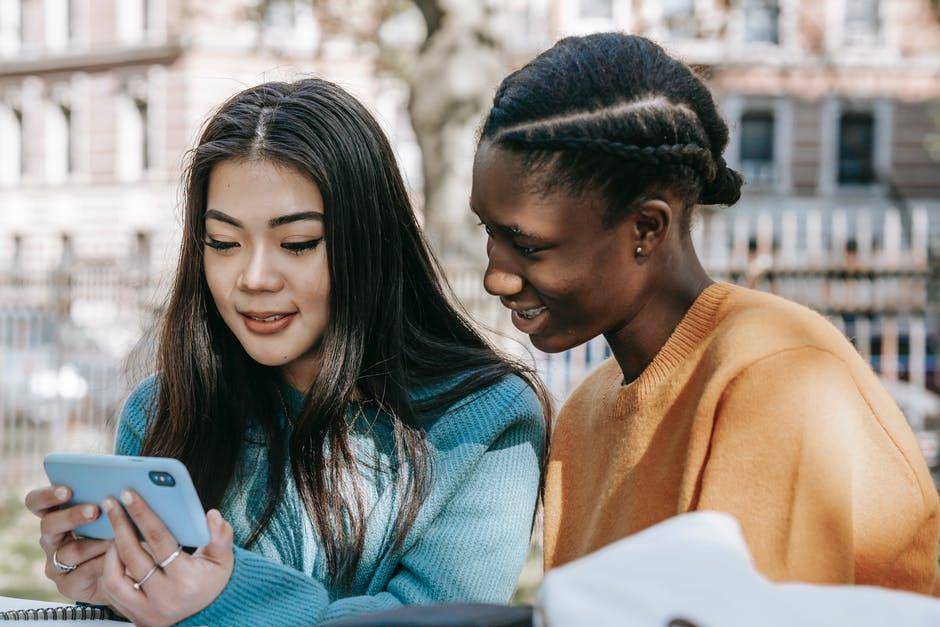 Ilustrasi bantuan teman (pexels.com/charlotte-may)