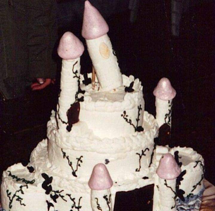 kue pernikahan bikin ngakak (instagram.com/theweddingbitch)