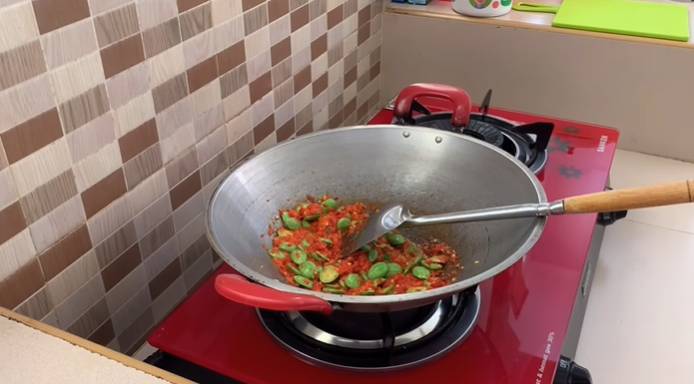Ilustrasi membuat udang petai pedas manis (youtube.com/cookingwithhel)