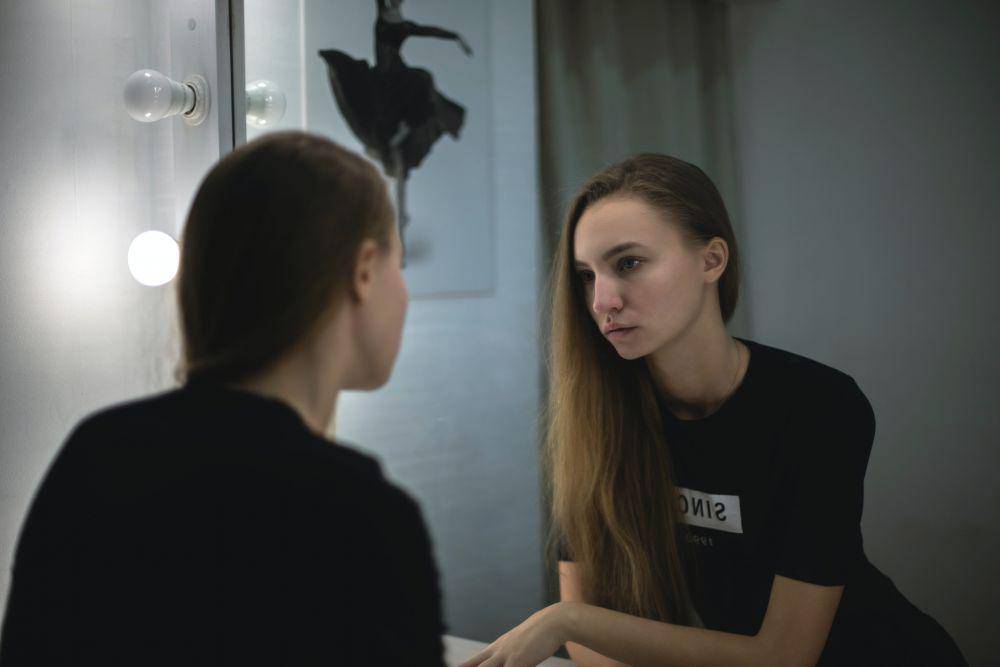 perempuan sedang bercermin (pexels.com/Ivan Oboleninov)