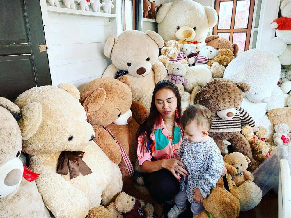 potret Aura Kasih dan sang anak (instagram.com/aurakasih)
