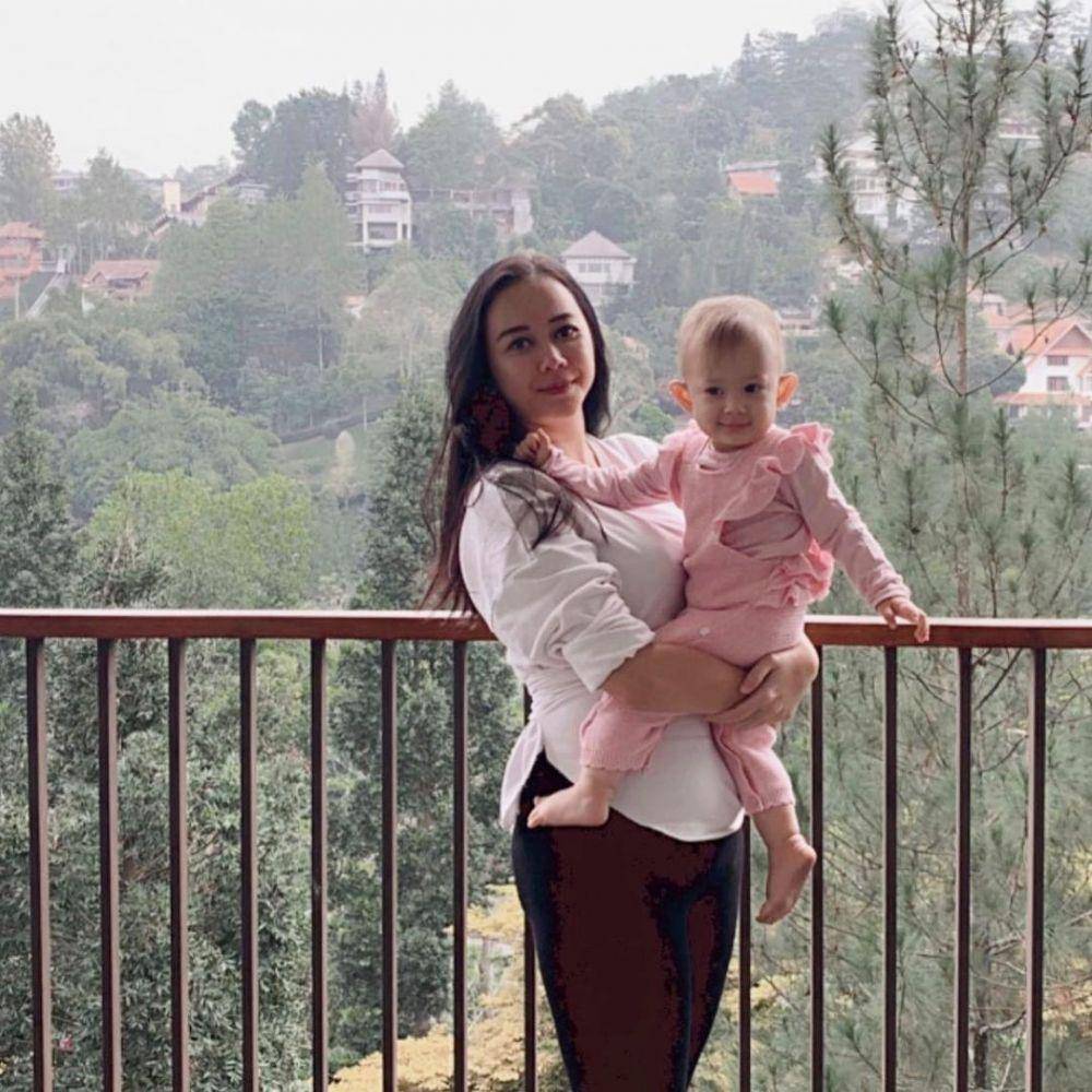 potret Aura Kasih dan sang anak (instagram.com/aurakasih)