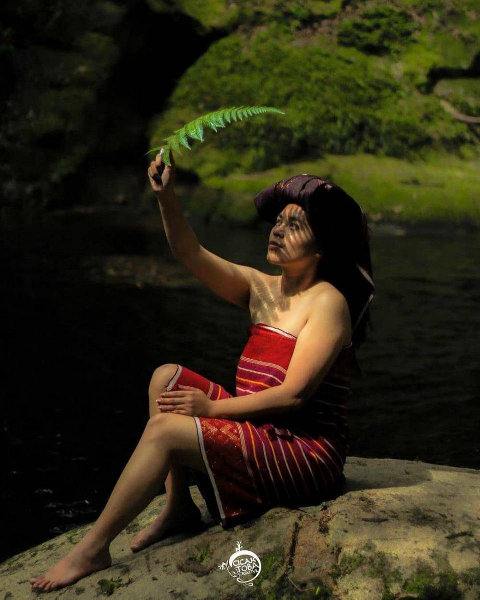 foto masyarakat memakai baju adat Karo (instagram.com/suku.karo.id)