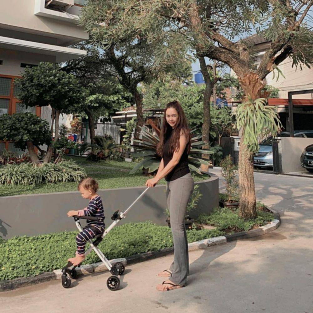 potret Aura Kasih dan sang anak (instagram.com/aurakasih)
