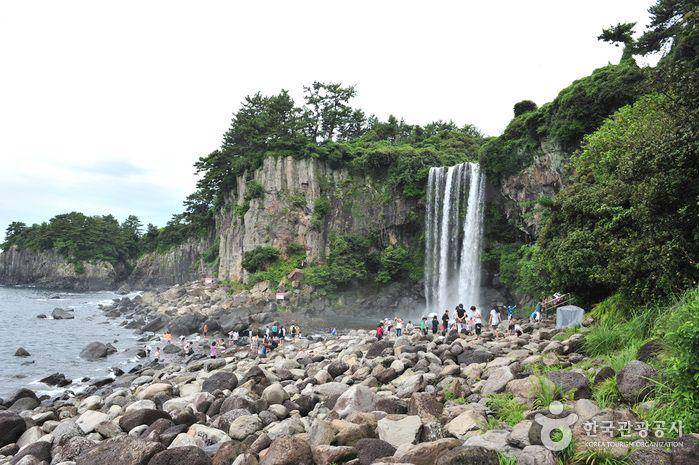 Jeongbang Waterfall (koreatour.com)
