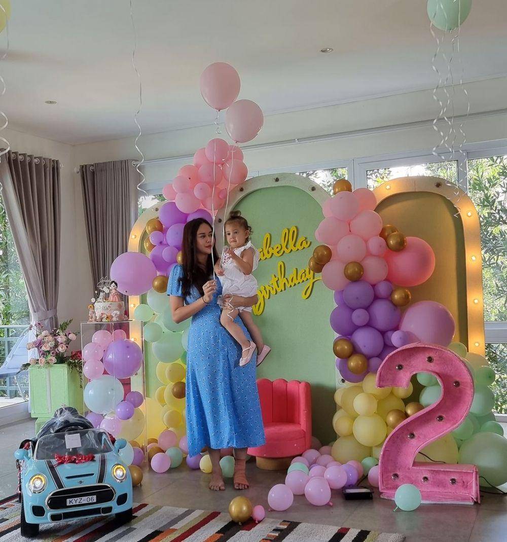 potret Aura Kasih dan sang anak (instagram.com/aurakasih)