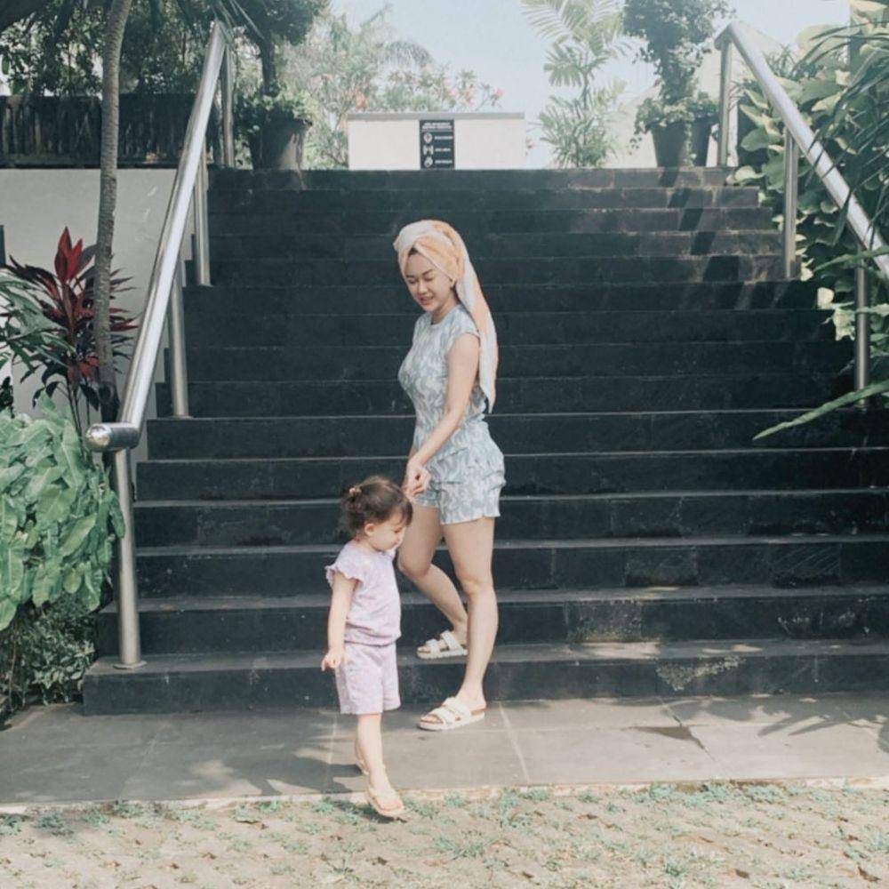 potret Aura Kasih dan sang anak (instagram.com/aurakasih)