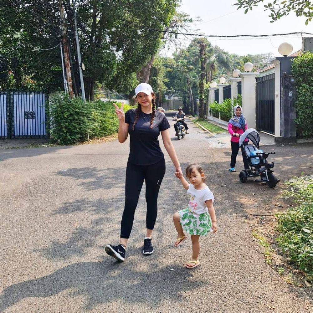 potret Aura Kasih dan sang anak (instagram.com/aurakasih)