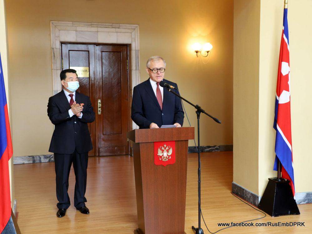 Duta Besar Rusia untuk DPRK, Alexander Matsegora saat memberikan pidato pada pameran foto di Kedubes Rusia di Pyongyang (3/8/2021). (Facebook.com/RusEmbDPRK)